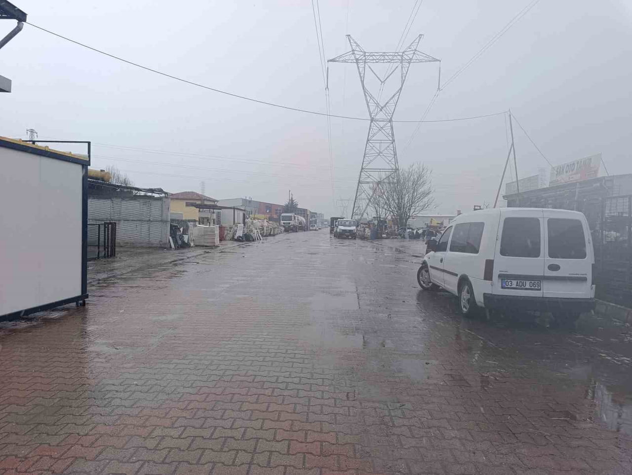 AFYONKARAHİSAR'DA KENT MERKEZİNDE KARLA KARIŞIK YAĞMUR ŞEKLİNDE BAŞLAYAN YAĞIŞ YÜKSEK KESİMLERDE...