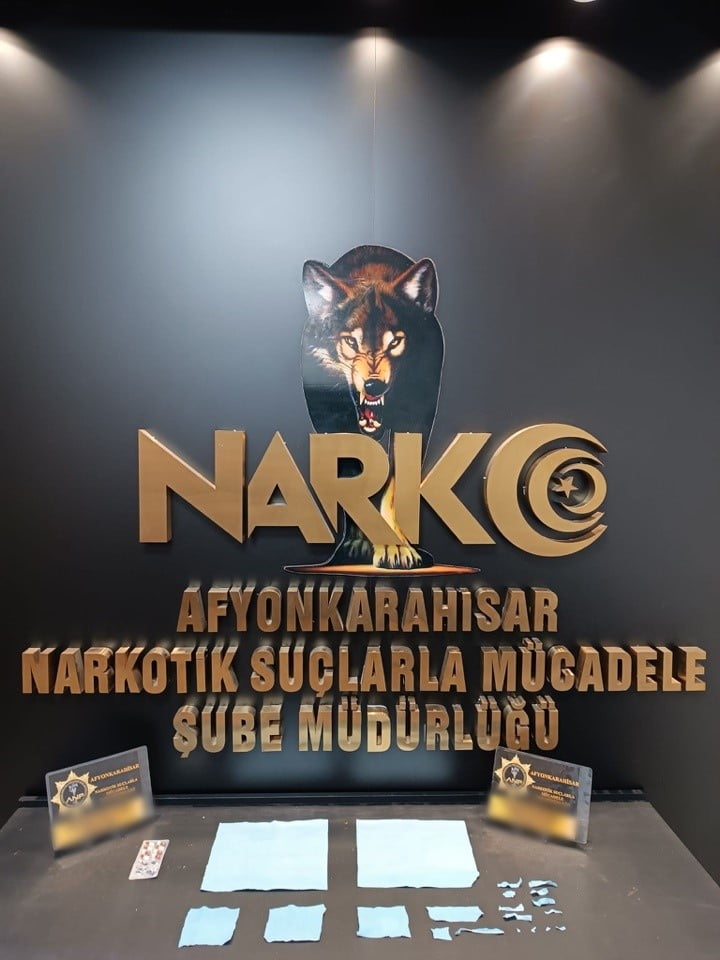 AFYONKARAHİSAR'DA OTOGAR İÇERİSİNDE ŞÜPHELİ HAREKETLERDE BULUNAN BİR ŞAHSIN YAPILAN BAGAJ...