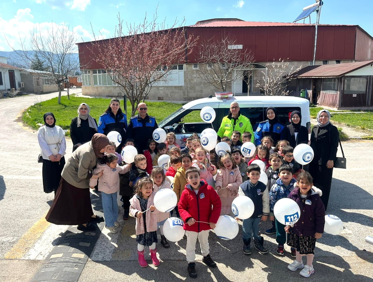 AFYONKARAHİSAR'DA POLİS EKİPLERİ TARAFINDAN ANAOKULU ÖĞRENCİLERİNE YÖNELİK MESLEK TANITIMI...