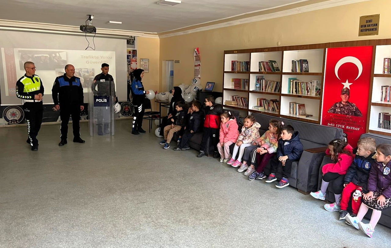 AFYONKARAHİSAR'DA POLİS EKİPLERİ TARAFINDAN ANAOKULU ÖĞRENCİLERİNE YÖNELİK MESLEK TANITIMI...