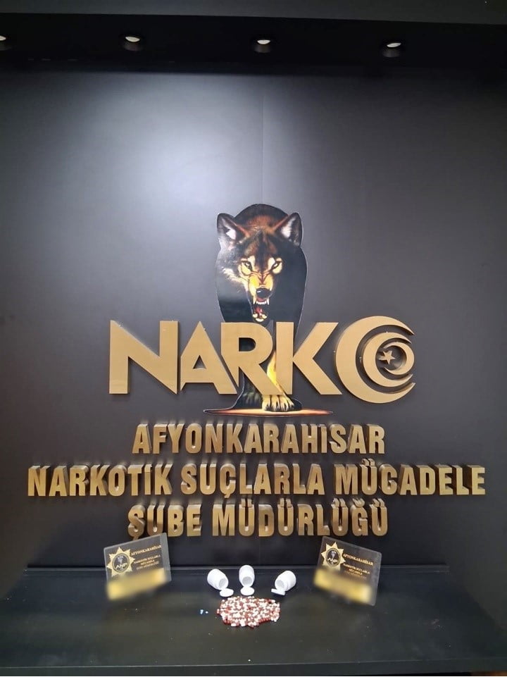 AFYONKARAHİSAR'DA POLİS TARAFINDAN GERÇEKLEŞTİRİLEN UYUŞTURUCU OPERASYONUNDA YAKALANAN 5 KİŞİDEN...
