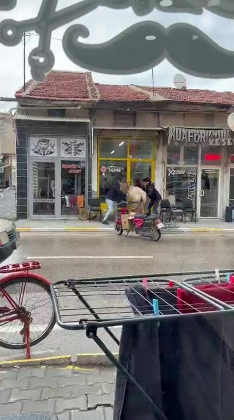 AFYONKARAHİSAR'DA SAHİBİNİN ELİNDEN KAÇAN BİR İNEĞİN BERBER VE ÇAY OCAĞINA GİRMEYE ÇALIŞMASI...