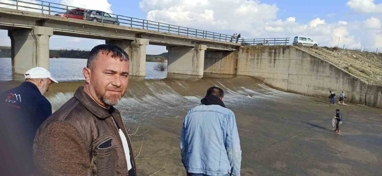 AFYONKARAHİSAR'DA SUBSEVİYESİ ARTAN BARAJIN AÇILAN KAPAKLARINDAKİ AKINTIYLA SÜRÜKLENEN BALIKLAR...