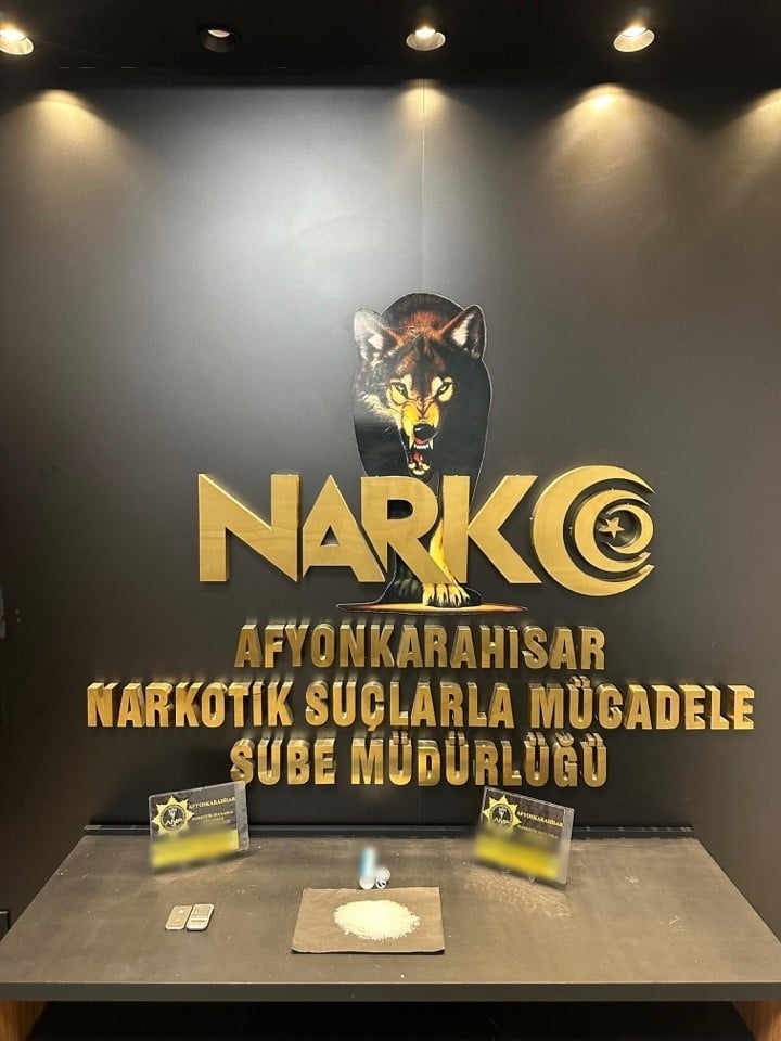 AFYONKARAHİSAR'DA UYUŞTURUCU MADDE VE HASSAS TERAZİ İLE YAKALANAN 2 ŞAHIS TUTUKLANARAK CEZAEVİNE...