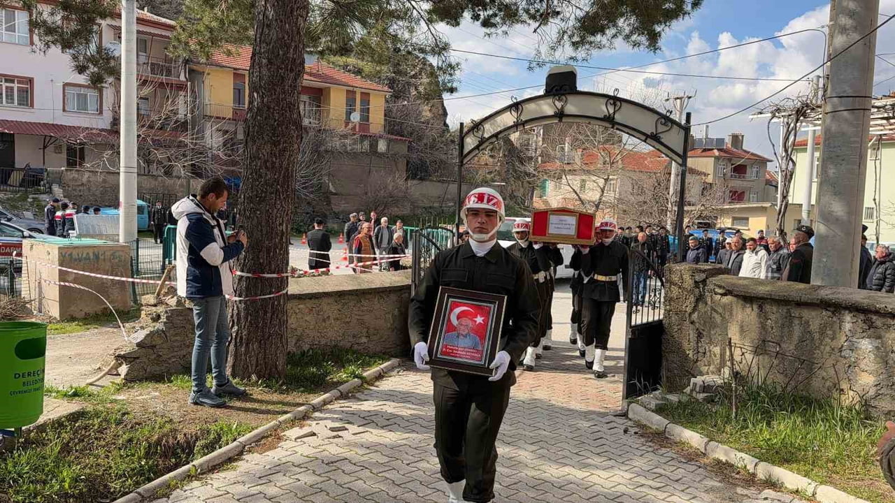 AFYONKARAHİSAR'DA YAŞLILIĞA BAĞLI ÇEŞİTLİ HASTALIKLARDAN TEDAVİ GÖRDÜĞÜ HASTANEDE 73 YAŞINDA...