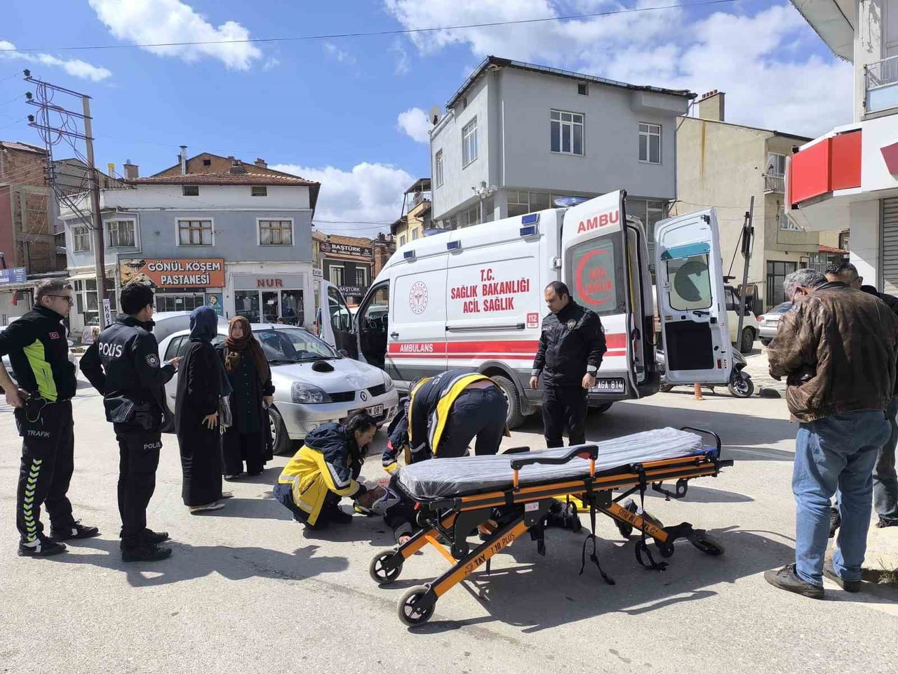 AFYONKARAHİSAR'DA YOLDA KARŞIDAN KARŞIYA GEÇMEYE ÇALIŞAN YAYA OTOMOBİLİN ÇARPMASI SONUCU KAFASINA...