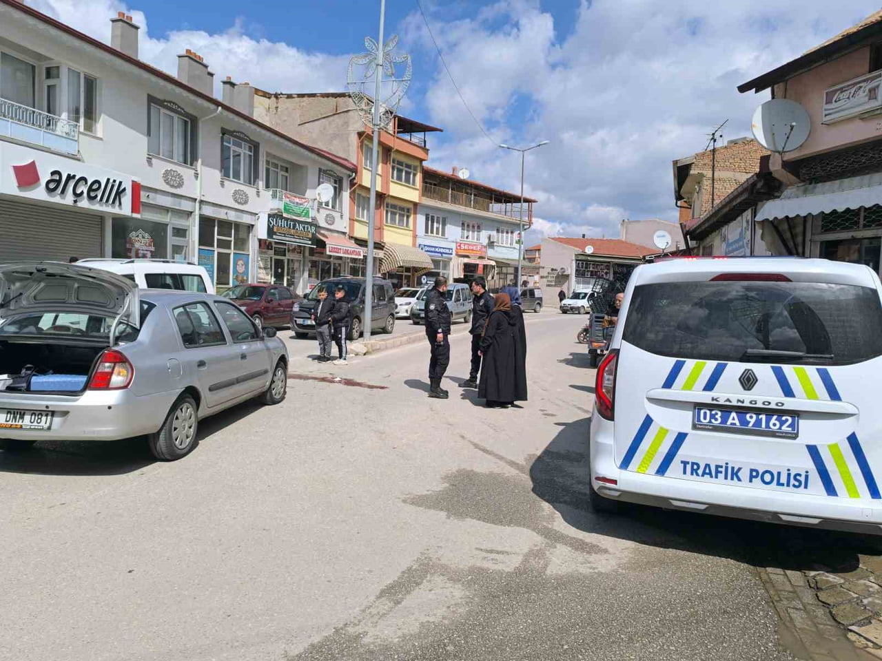 AFYONKARAHİSAR'DA YOLDA KARŞIDAN KARŞIYA GEÇMEYE ÇALIŞAN YAYA OTOMOBİLİN ÇARPMASI SONUCU KAFASINA...