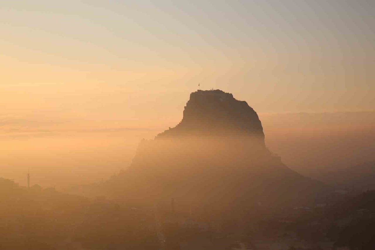 AFYONKARAHİSAR'IN SİMGESİ TARİHİ KARAHİSAR KALESİ’NİN GÜN DOĞUMU İLE BİRLİKTE ÇEKİLEN SİS...