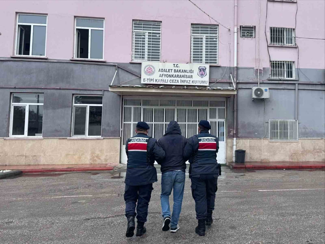 AFYONKARAHİSAR’DA ÇEŞİTLİ SUÇLARDAN 14 YIL HAPİS CEZASIYLA ARANAN ŞAHIS JANDARMANIN TAKİBİ SONRASI...