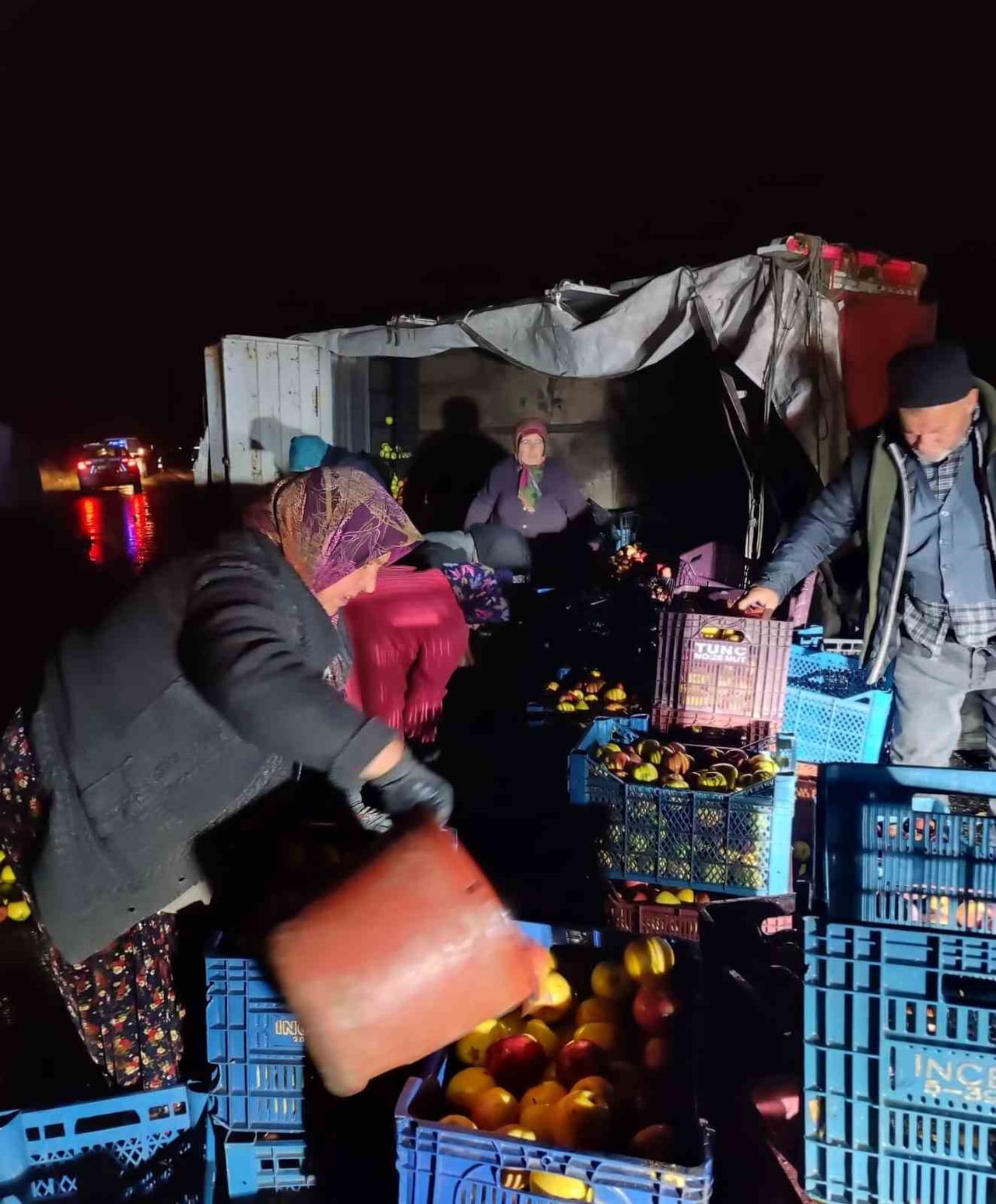 AFYONKARAHİSAR’DA DEVRİLEN KAMYONETTEN ETRAFA DAĞILAN YAKLAŞIK 2 TON ELMA ÇEVRE SAKİNLERİ...