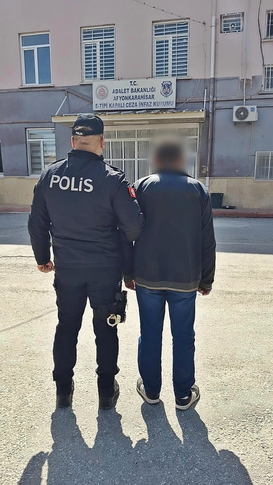 AFYONKARAHİSAR’DA KASTEN YARALAMA SUÇUNDAN 6 YIL 4 AY HAPİS CEZASIYLA ARANAN ŞAHIS POLİSİN TAKİBİ...