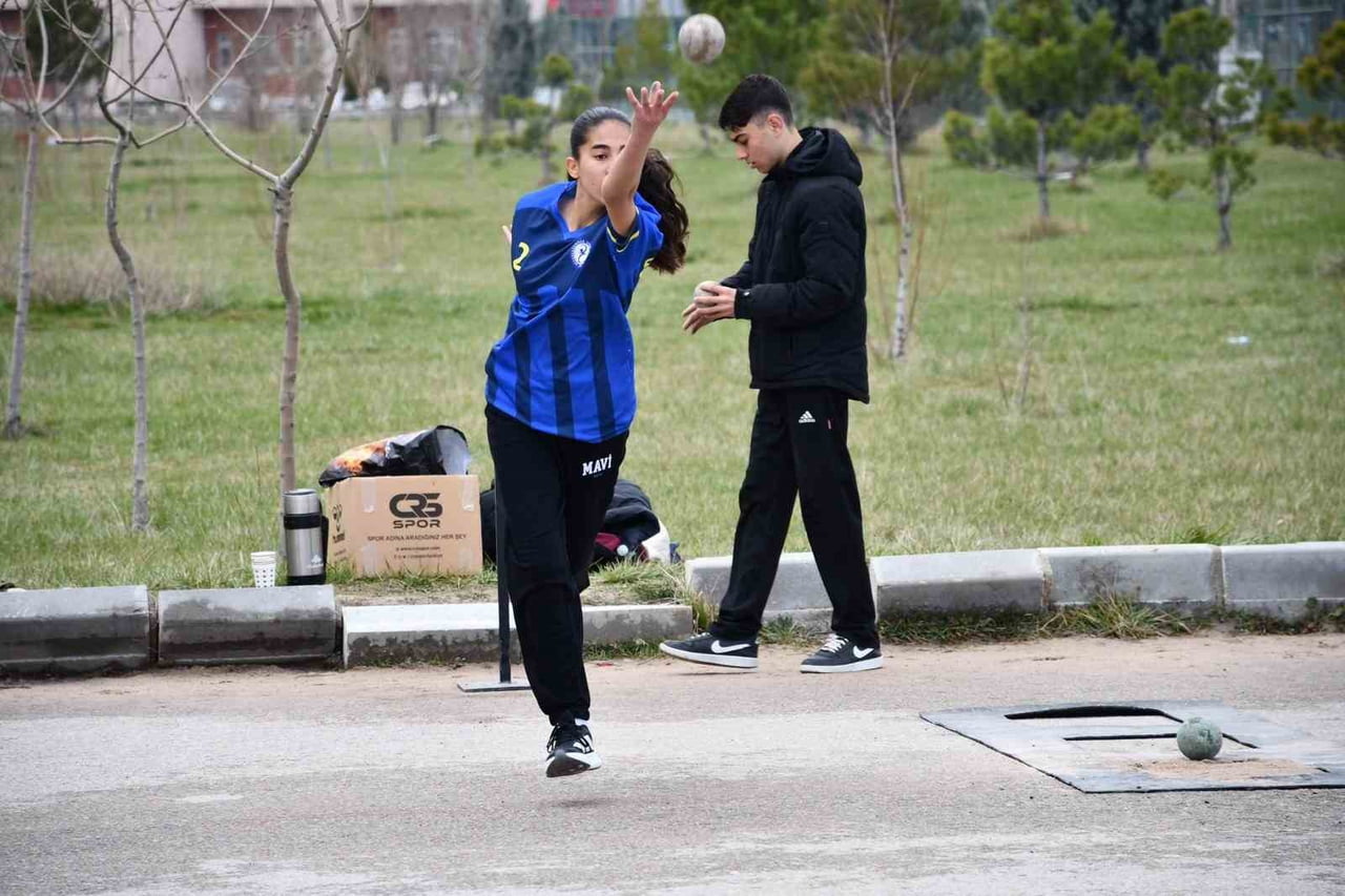 AFYONKARAHİSAR’DA OKUL SPORLARI GENÇLER KATEGORİSİNDE DÜZENLENEN ERKEK VE KIZ BOCCE MÜSABAKALARI...