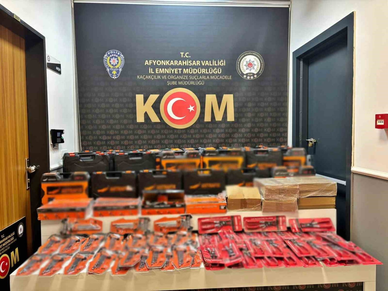 AFYONKARAHİSAR’DA POLİS TARAFINDAN DURDURULAN İKİ ARAÇTA YAPILAN ARAMADA KAÇAK HIRDAVAT...