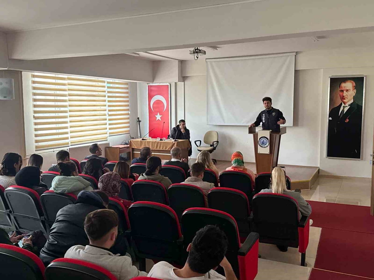 AFYONKARAHİSAR’DA POLİS TARAFINDAN ÖĞRENCİ VE ÖĞRETMENLERE SİBERAY PROGRAMI ÇERÇEVESİNDE SİBER...