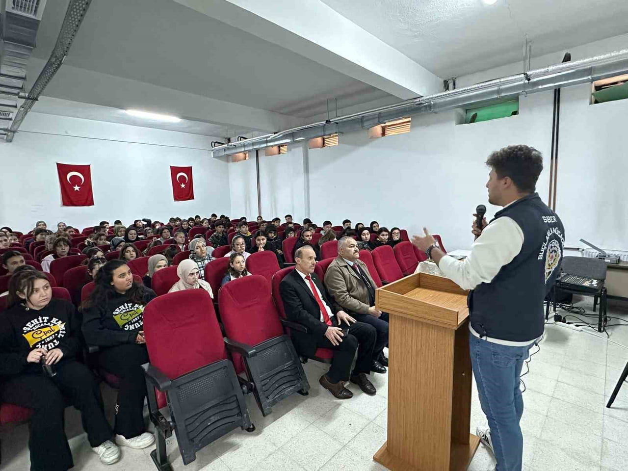 AFYONKARAHİSAR’DA POLİS TARAFINDAN ÖĞRENCİ VE ÖĞRETMENLERE SİBERAY PROGRAMI ÇERÇEVESİNDE SİBER...