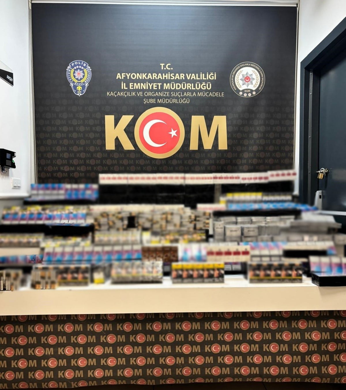 AFYONKARAHİSAR’DA POLİS TARAFINDAN ŞÜPHE ÜZERİNE DURDURULAN 2 SAMAN YÜKLÜ TIRDA ÇUVALLARIN VE...