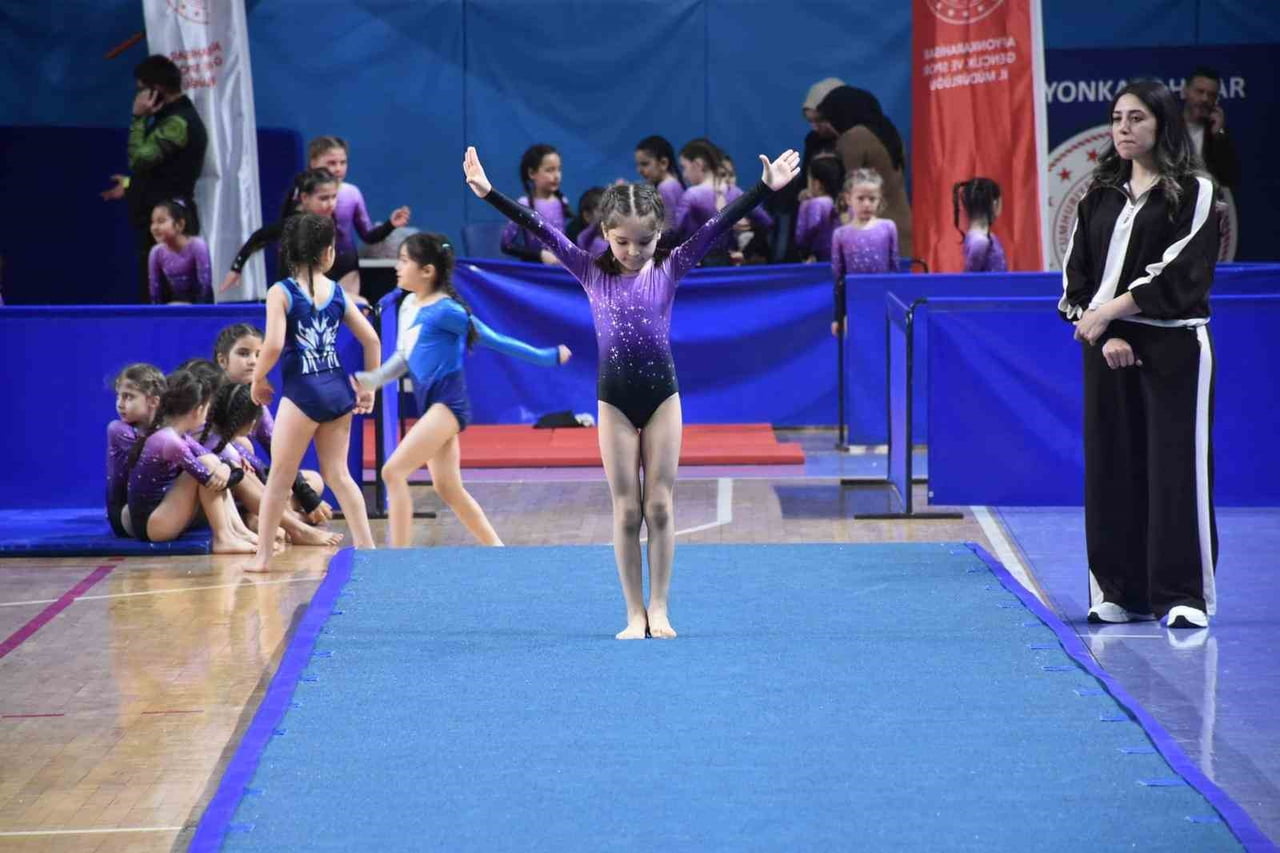 AFYONKARAHİSAR’DA PROF. DR. VEYSEL EROĞLU SPOR SALONU’NDA DÜZENLENEN OKUL SPORLARI CİMNASTİK...