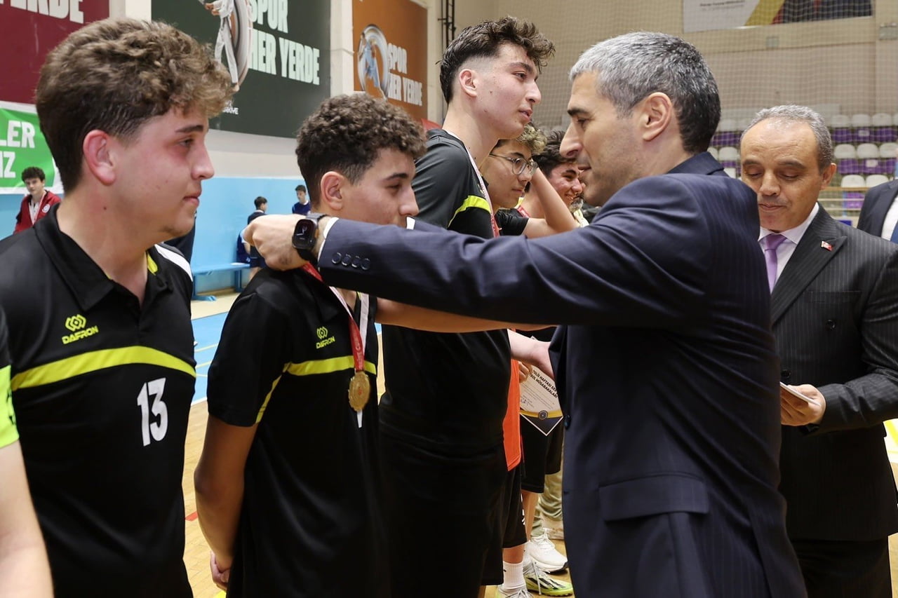 AFYONKARAHİSAR’DA "GENÇLER SPORDA GELECEK EMNİYETTE" SLOGANIYLA GERÇEKLEŞTİRİLEN 5X5 MİNİ FUTBOL...