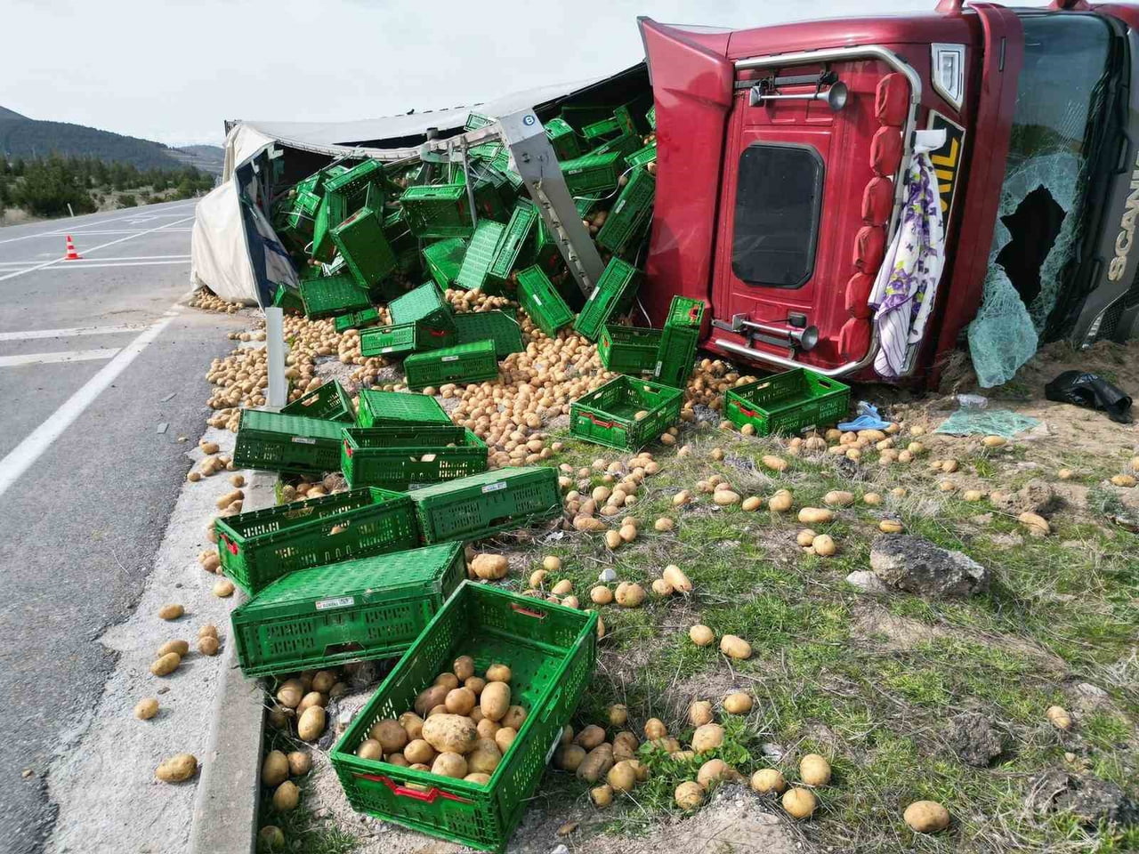 AFYONKARAHİSAR’DA YAKLAŞIK 20 TON PATATES YÜKLÜ TIRIN DEVRİLMESİ SONUCU 3 KİŞİ YARALANIRKEN...
