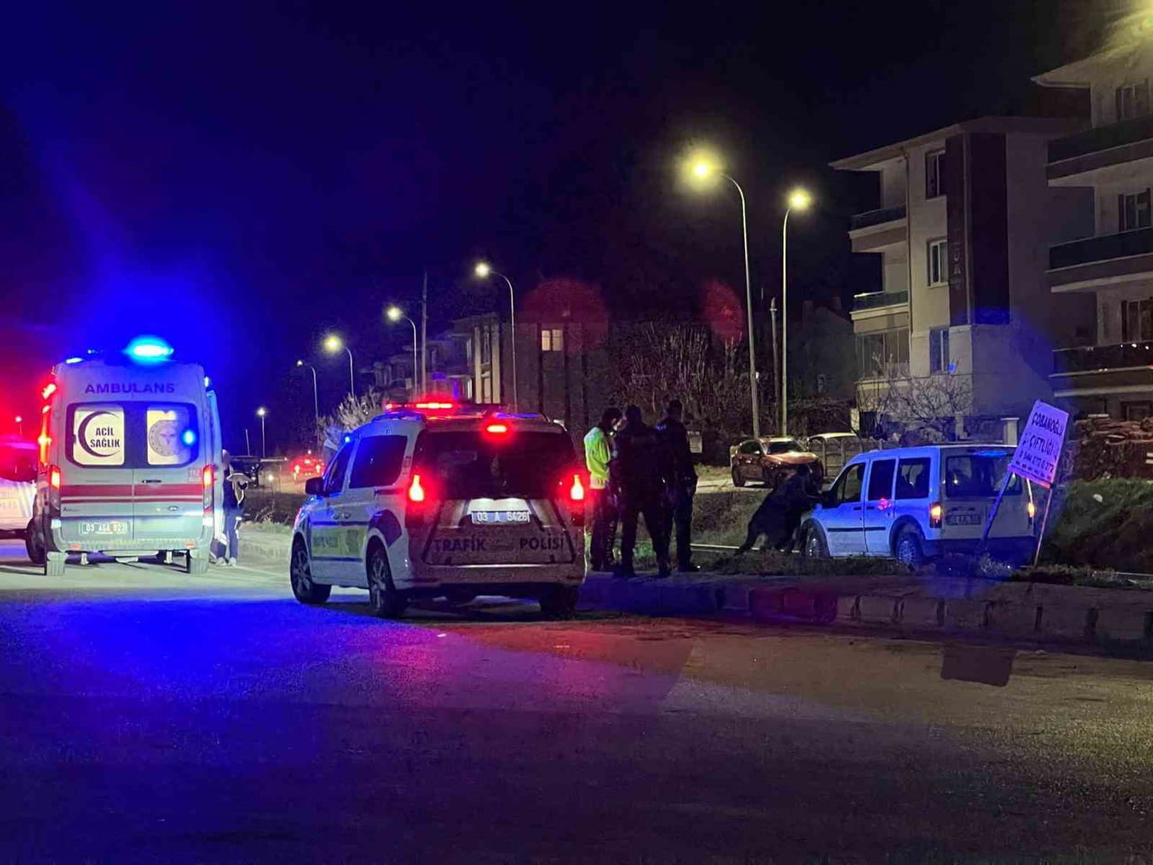 AFYONKARAHİSAR’DA YOLUNU KARIŞTIRAN BİR ŞAHIS YANLIŞLIKLA TREN YOLUNA GİRİNCE RAYLARDA ADETA CAN...