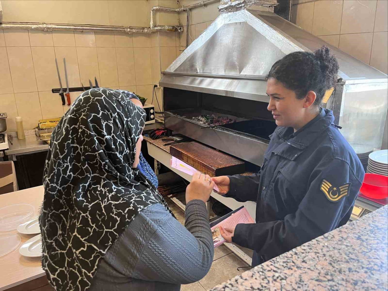 AFYONKARAHİSAR’IN BOLVADİN İLÇESİNDE JANDARMA EKİPLERİ TARAFINDAN VATANDAŞLARA YÖNELİK ‘KADINA EL...