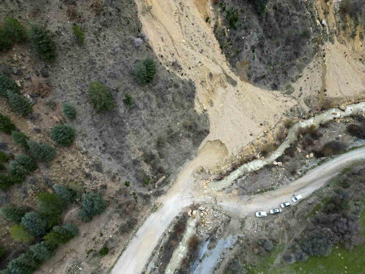 AFYONKARAHİSAR’IN ÇAY İLÇESİNDE AŞIRI YAĞIŞLAR SONRASI YAŞANAN HEYELANIN ARDINDAN BARAJ ÇEVRESİNDE...