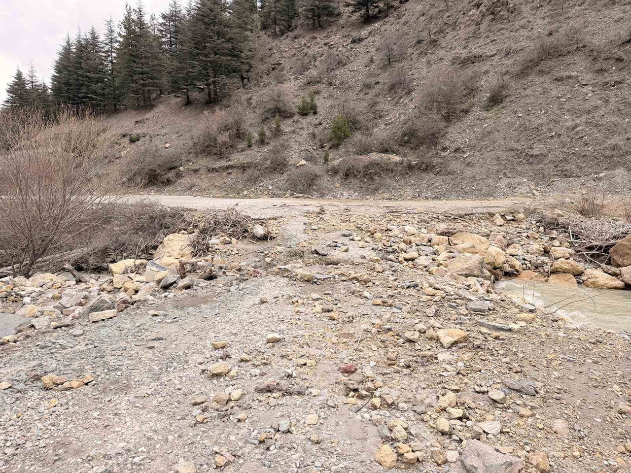 AFYONKARAHİSAR’IN ÇAY İLÇESİNDE AŞIRI YAĞIŞLAR SONRASI YAŞANAN HEYELANIN ARDINDAN BARAJ ÇEVRESİNDE...