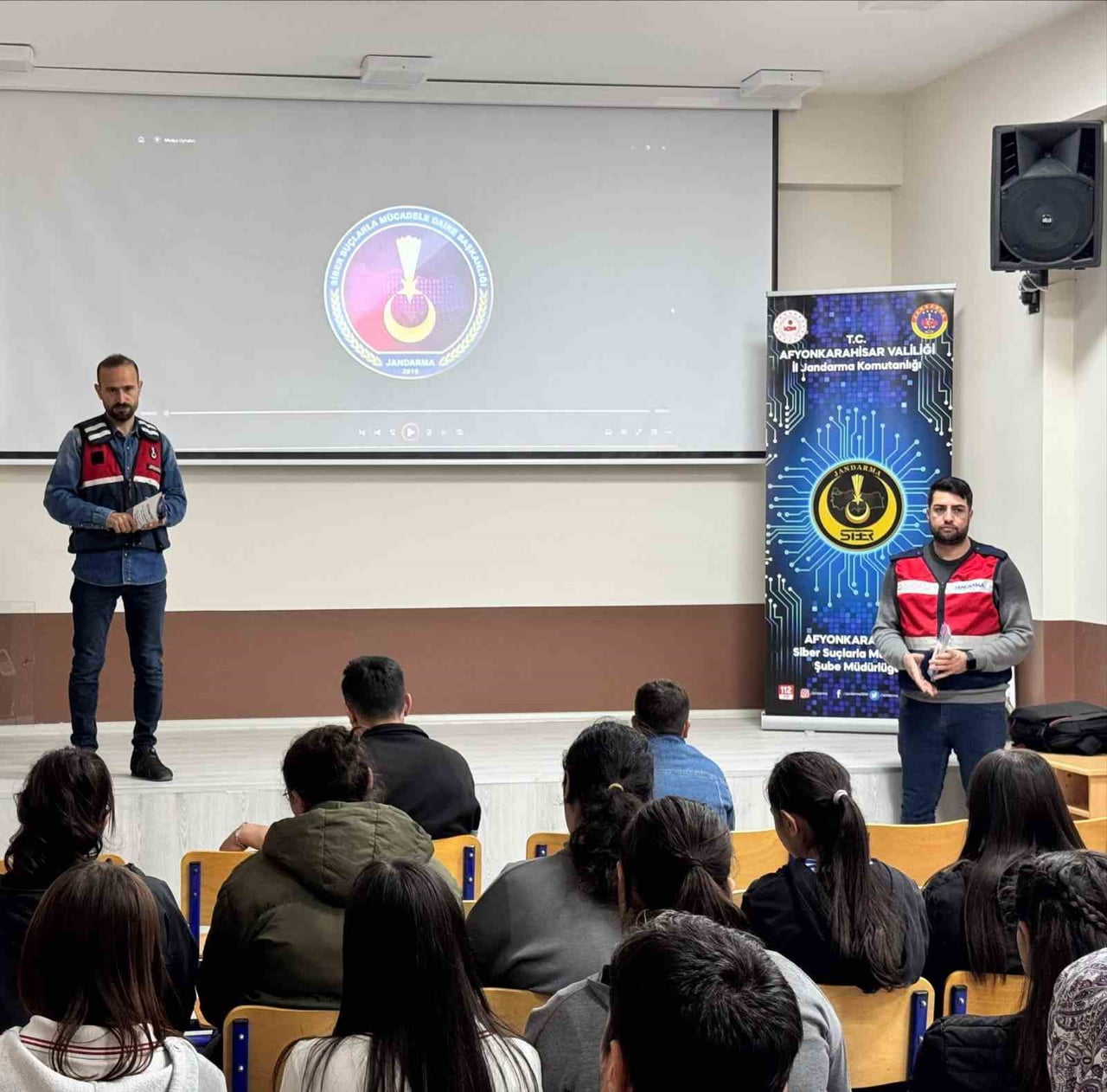 AFYONKARAHİSAR’IN ŞUHUT İLÇESİNDE JANDARMA TARAFINDAN ÖĞRENCİ VE ÖĞRETMENLERE YÖNELİK GÜVENLİ...