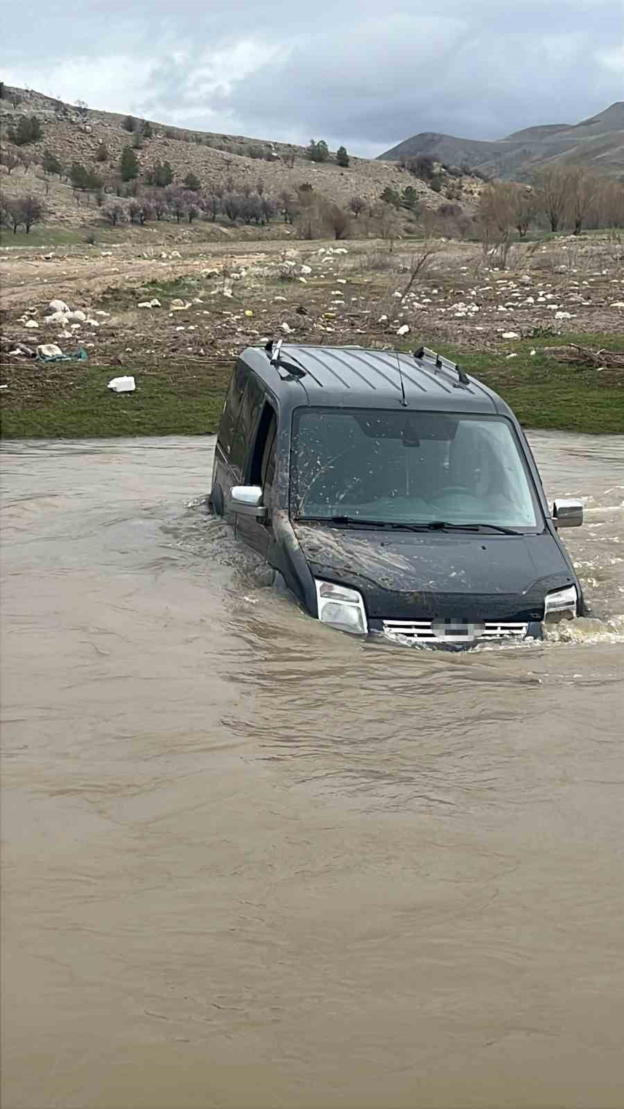 AFYONKARAHİSAR’IN ŞUHUT İLÇESİNE BAĞLI KARAHALLI KÖYÜNDE YAŞANAN OLAYDA, YOLUNU KAYBEDEN BİR...