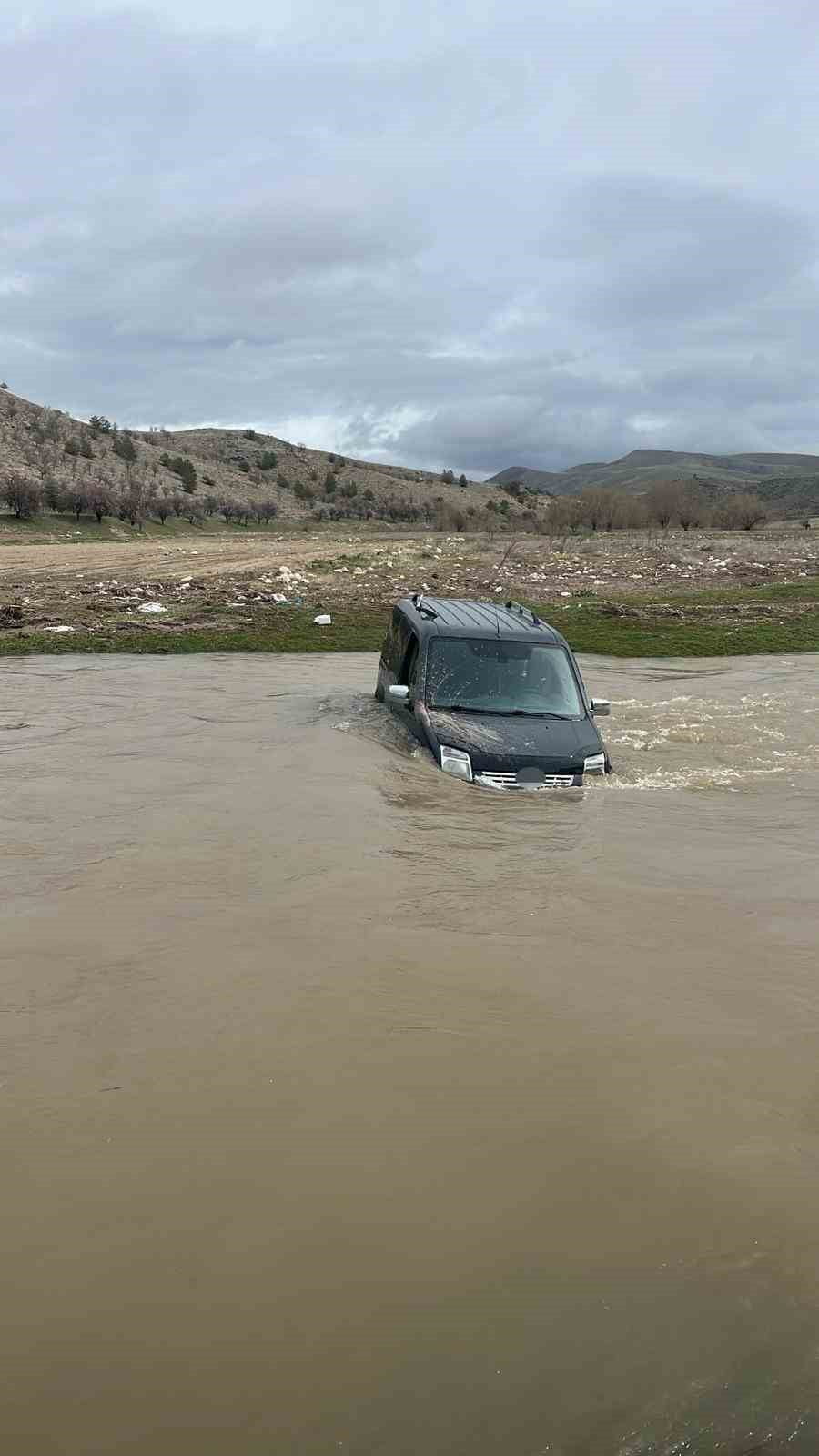 AFYONKARAHİSAR’IN ŞUHUT İLÇESİNE BAĞLI KARAHALLI KÖYÜNDE YAŞANAN OLAYDA, YOLUNU KAYBEDEN BİR...