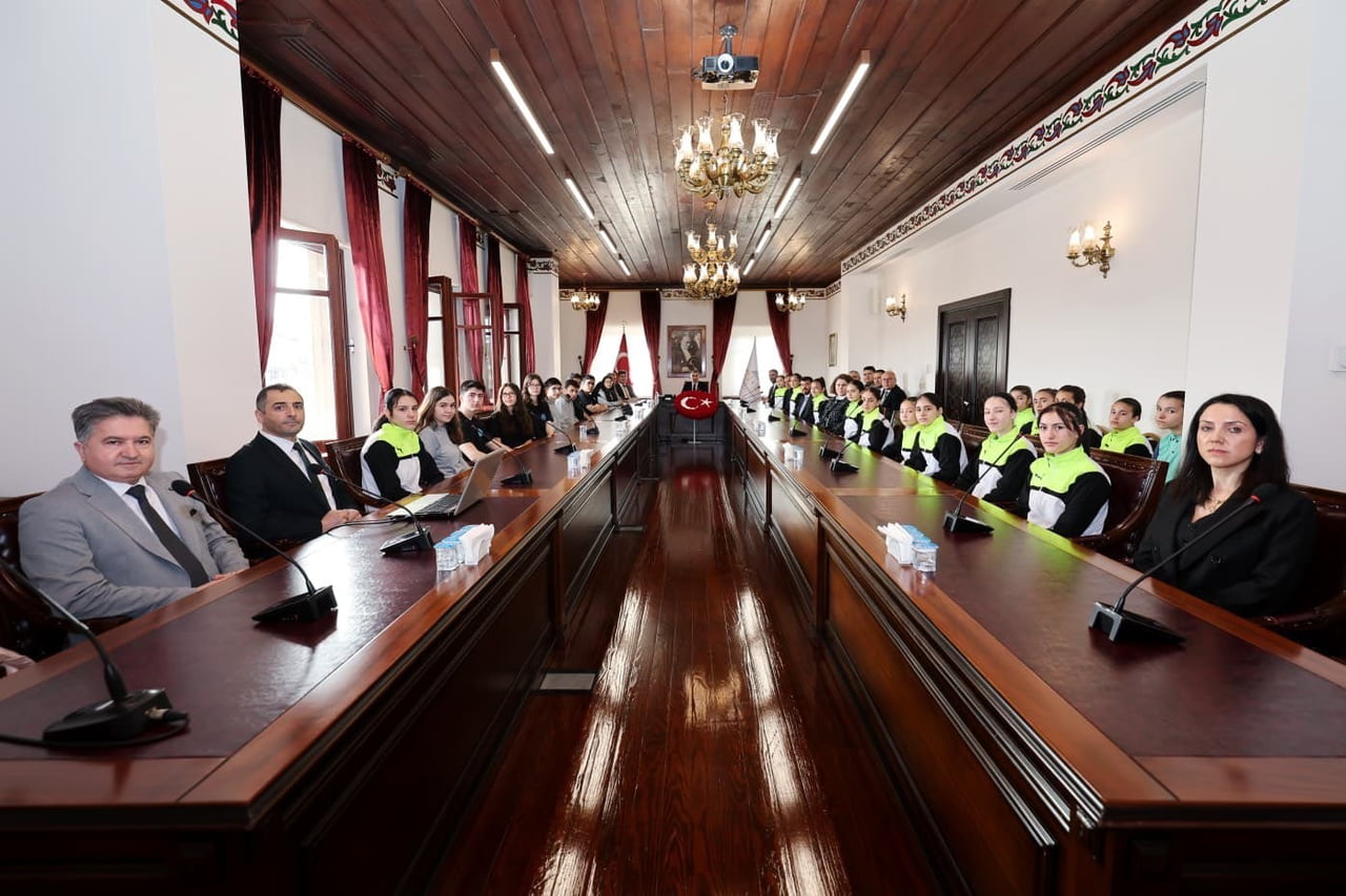 AFYONKARAHİSAR VALİSİ DR. NACİ AKTAŞ, SPORDA VE EĞİTİMDE BAŞARI GÖSTEREN GENÇLERİN ŞEHRİN EN...