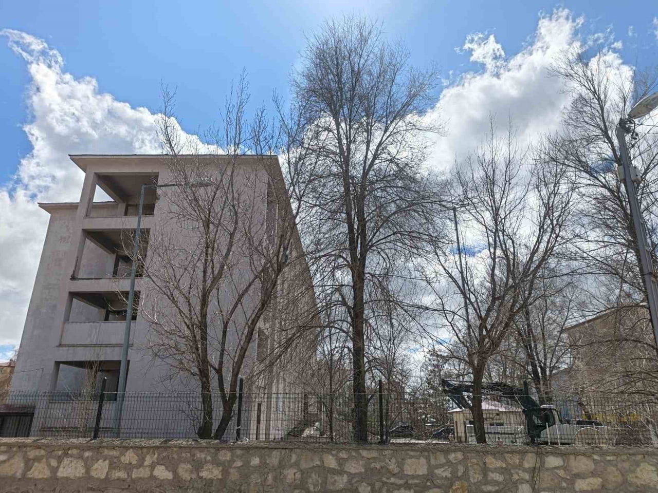 AĞRI'NIN DİYADİN’DE UZUN YILLAR HİZMET VEREN ESKİ HÜKÜMET KONAĞININ YIKIM ÇALIŞMALARI BAŞLATILDI....