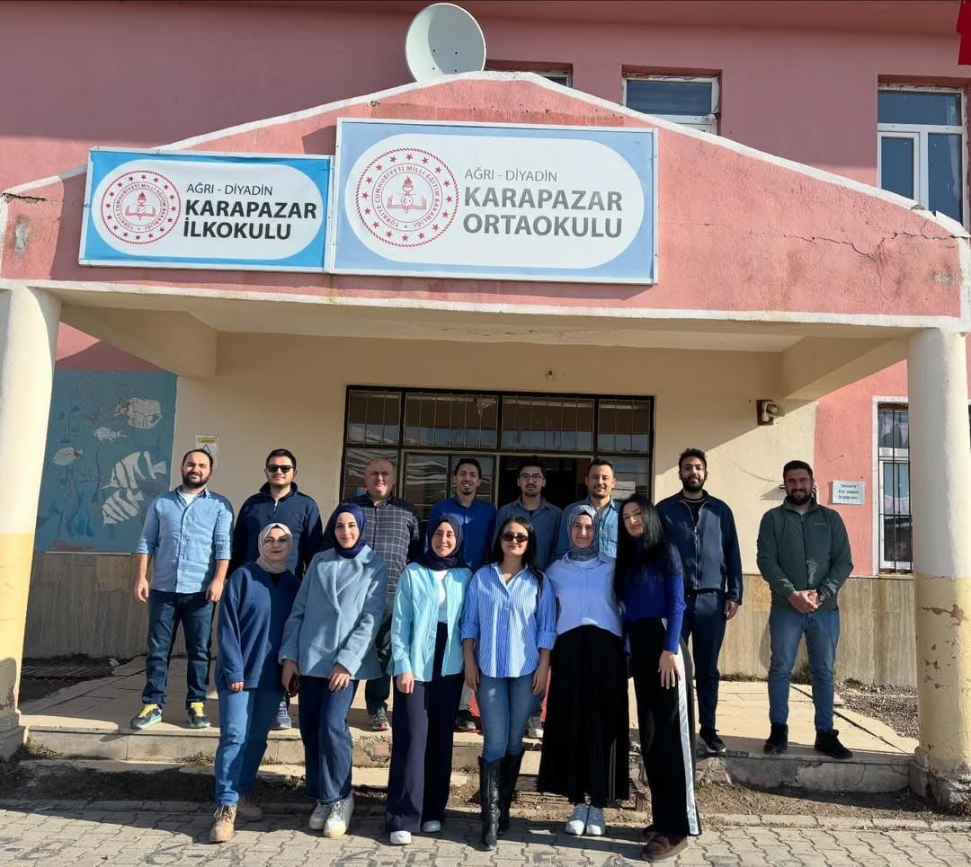 AĞRI'NIN DİYADİN İLÇESİNDE BULUNAN KARAPAZAR ORTAOKULU, 2 NİSAN DÜNYA OTİZM FARKINDALIK GÜNÜ'NÜ...