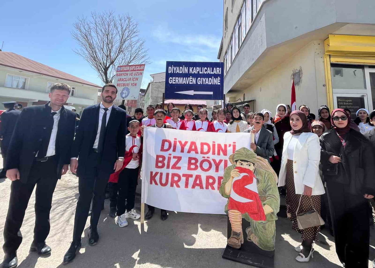 AĞRI'NIN DİYADİN İLÇESİNDE DÜŞMAN İŞGALİNDEN KURTULUŞUNUN 108. YIL DÖNÜMÜ, CADDE ORTASINDA...