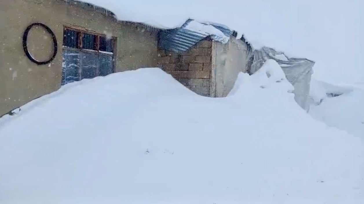 AĞRI’DA NİSAN AYINDA ETKİLİ OLAN KAR KALINLIĞI İNSAN BOYUNU AŞTI