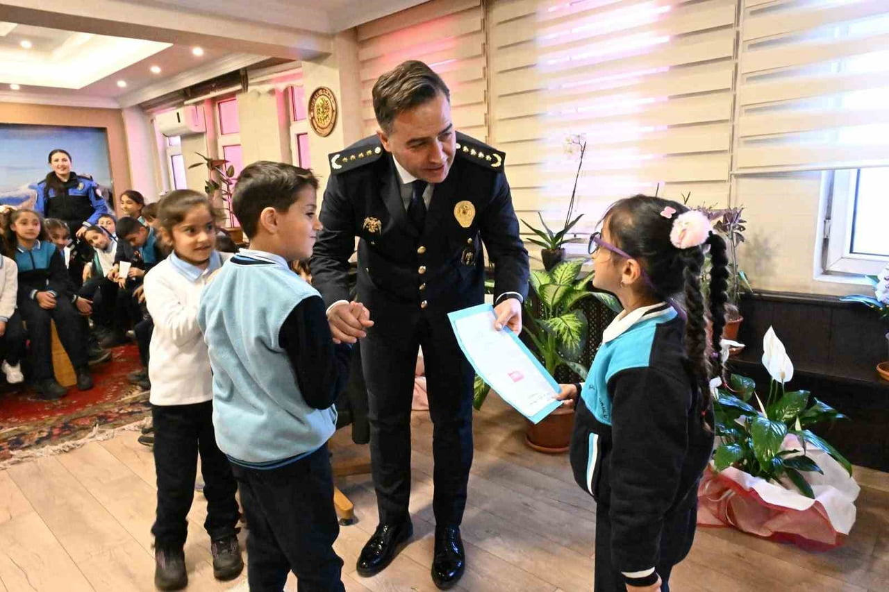 AĞRI’DA, "MAARİFİN KALBİNDE ÇOCUK" ETKİNLİKLERİ KAPSAMINDA İLKOKUL ÖĞRENCİLERİ, TÜRK POLİS...