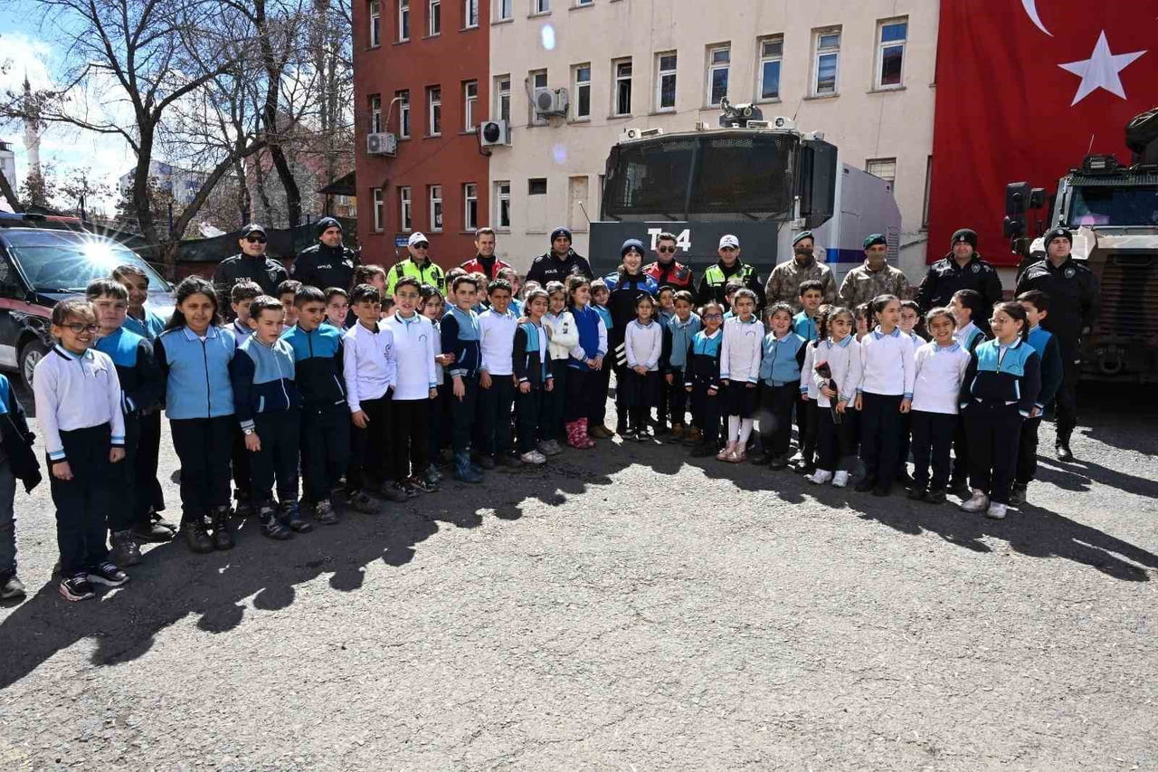 AĞRI’DA, "MAARİFİN KALBİNDE ÇOCUK" ETKİNLİKLERİ KAPSAMINDA İLKOKUL ÖĞRENCİLERİ, TÜRK POLİS...