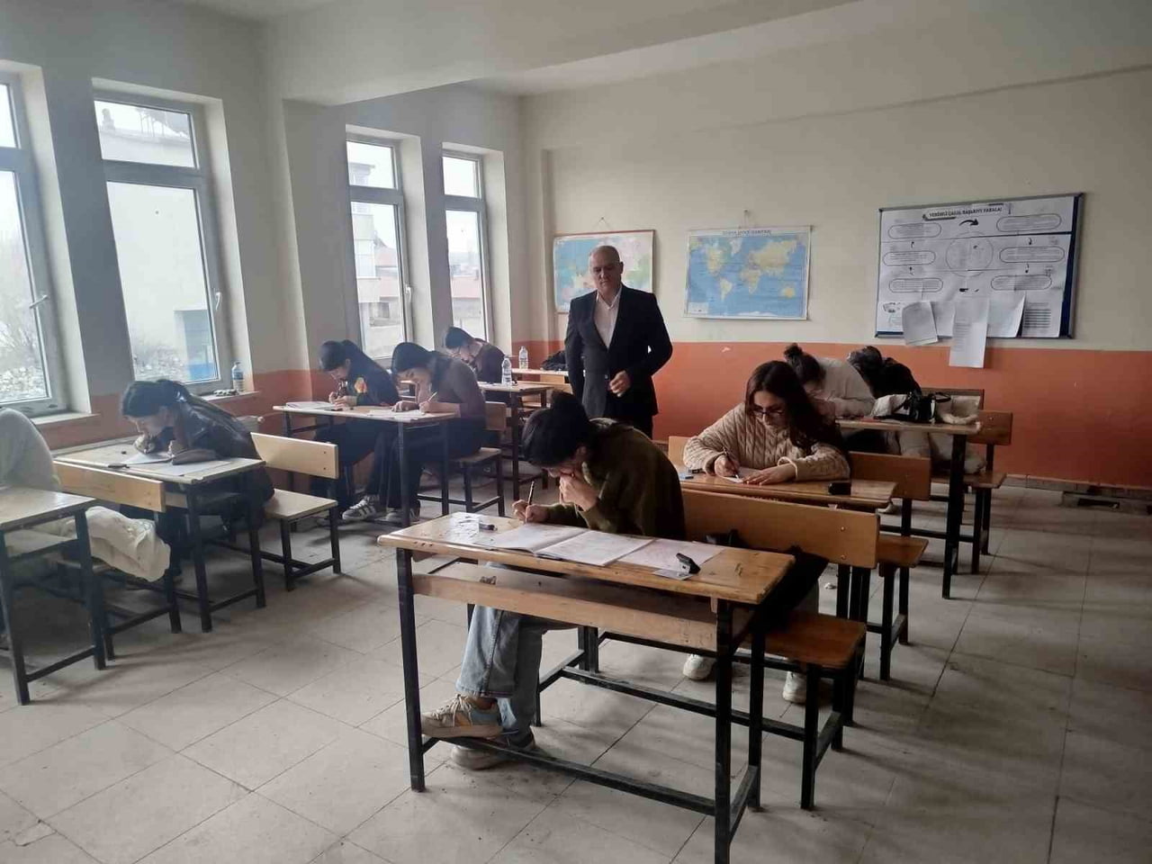 AĞRI DİYADİN İLÇE MİLLİ EĞİTİM MÜDÜRÜ REMZİ IŞIK, ÜNİVERSİTEYE HAZIRLANAN MEZUN ÖĞRENCİLERE...