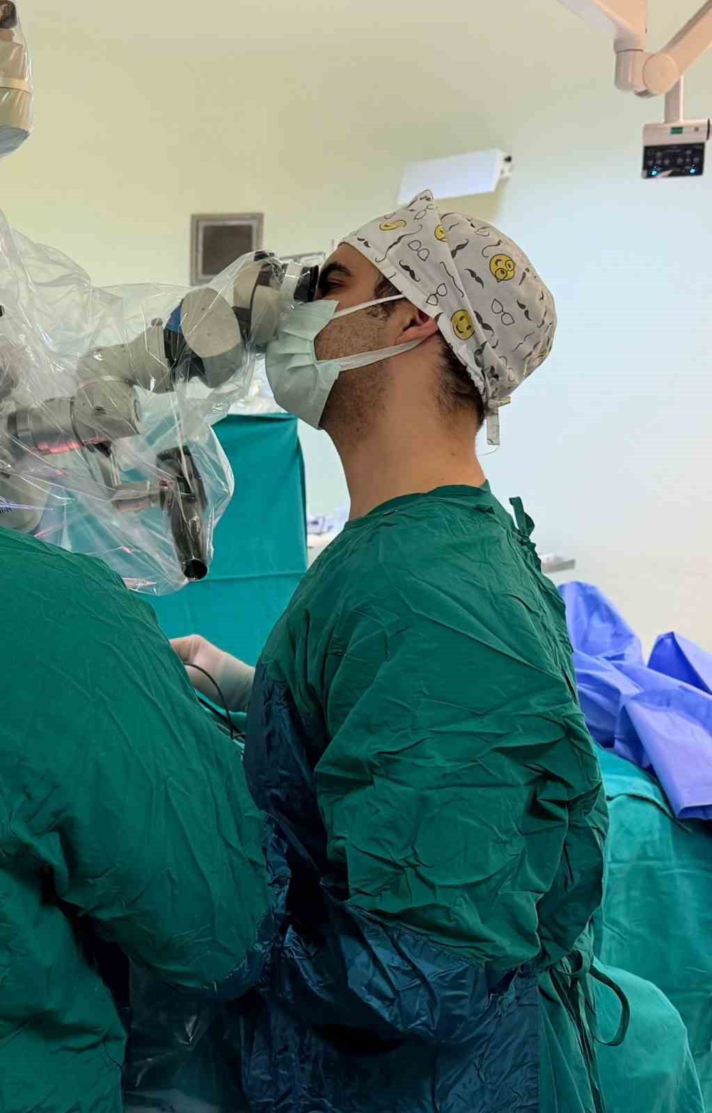 AĞRI EĞİTİM VE ARAŞTIRMA HASTANESİ BÜNYESİNDE GÖREV YAPAN BEYİN CERRAHİSİ EKİBİ, YALNIZCA BİR...