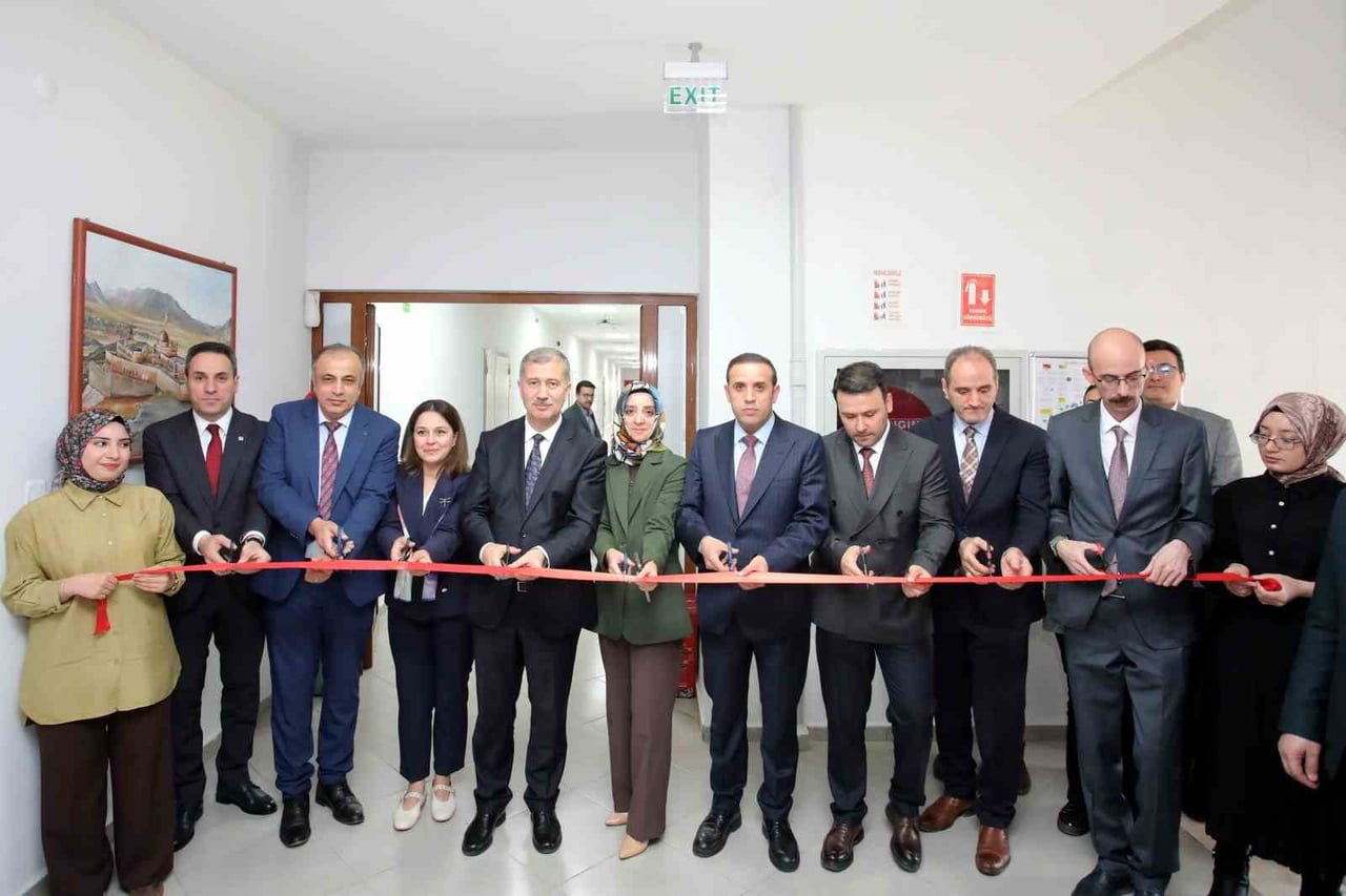 AĞRI İBRAHİM ÇEÇEN ÜNİVERSİTESİ BÜNYESİNDE KURULAN ZEBRA BALIĞI TRANSLASYONEL TIP ARAŞTIRMA...