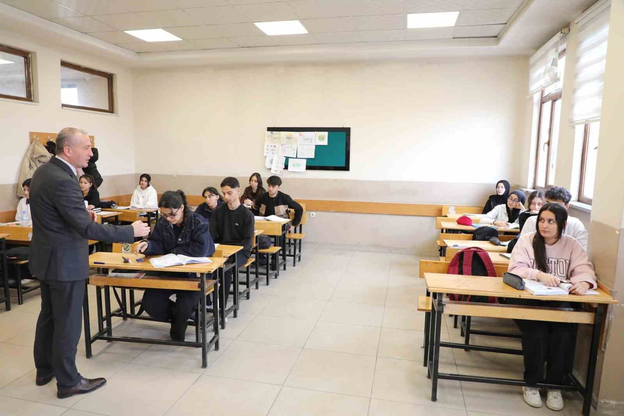 AĞRI İL MİLLİ EĞİTİM MÜDÜRÜ HASAN KÖKREK, İL MERKEZİNDEKİ LİSELERİ ZİYARET EDEREK YÜKSEKÖĞRETİM...