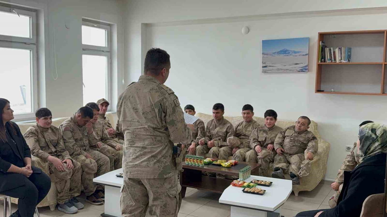 AĞRI’NIN TAŞLIÇAY İLÇESİNDE DÜZENLENEN ETKİNLİKTE ÖZEL BİREYLER BİR GÜNLÜĞÜNE TEMSİLİ ASKERLİK...