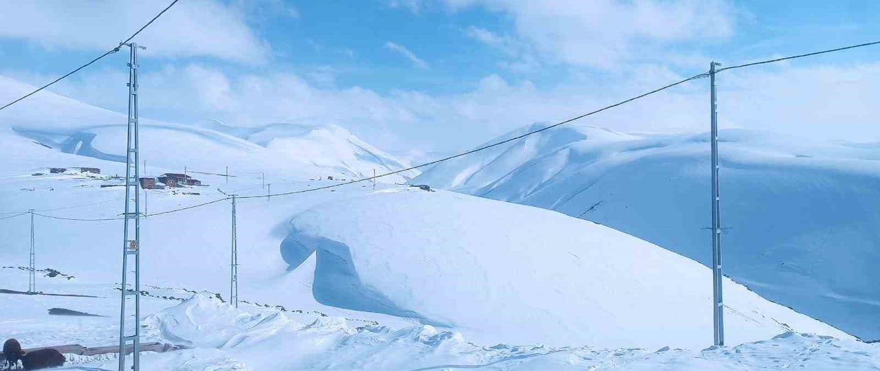 AĞRI’NIN TAŞLIÇAY İLÇESİNE BAĞLI GÜNDOĞDU KÖYÜNDE, NİSAN AYI ORTASINDA ETKİLİ OLAN YOĞUN KAR...