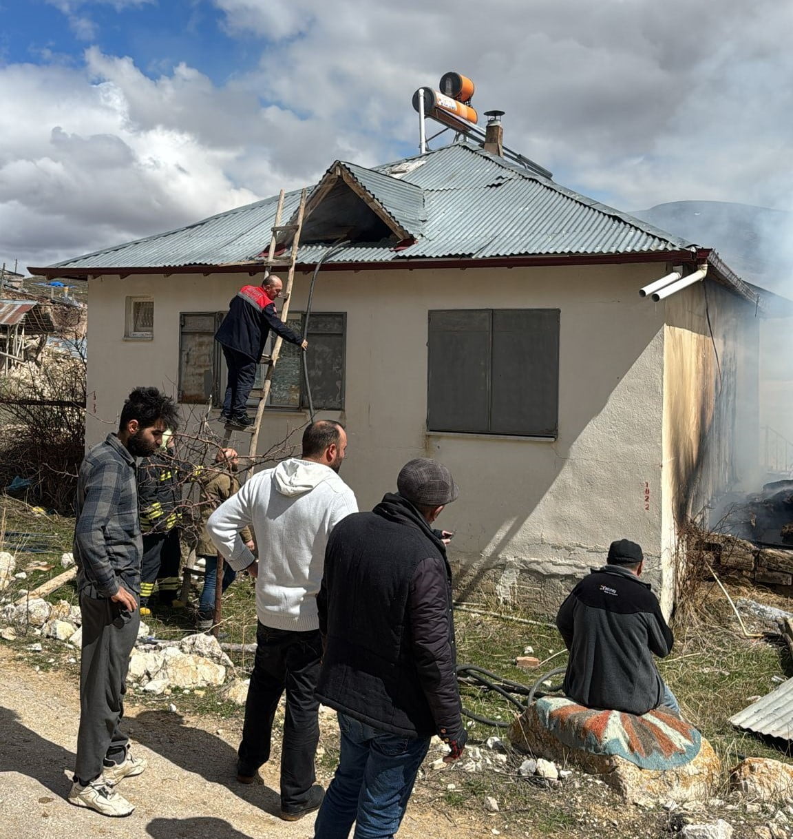 AHIRDA ÇIKAN YANGIN EVE SIÇRAMADAN SÖNDÜRÜLDÜ