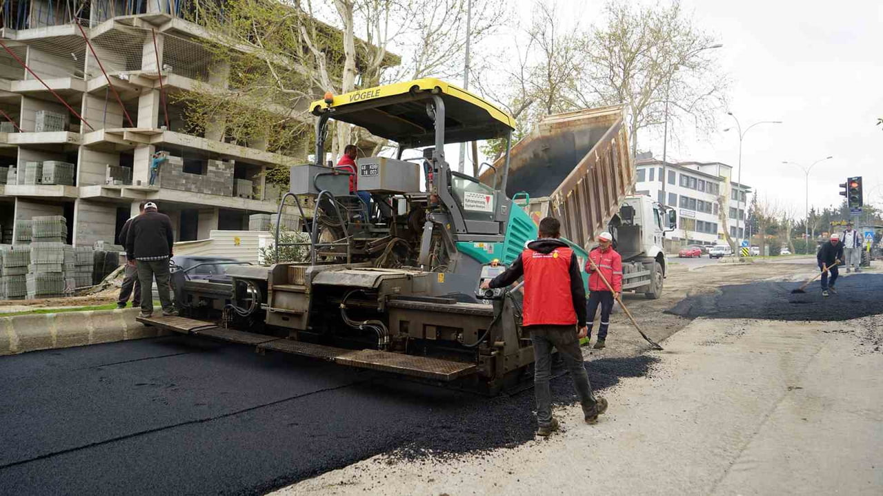 AHRAMANMARAŞ'TA YOL YENİLEME VE ASFALT ÇALIŞMALARI BELEDİYE EKİPLERİNCE SÜRDÜRÜLÜYOR