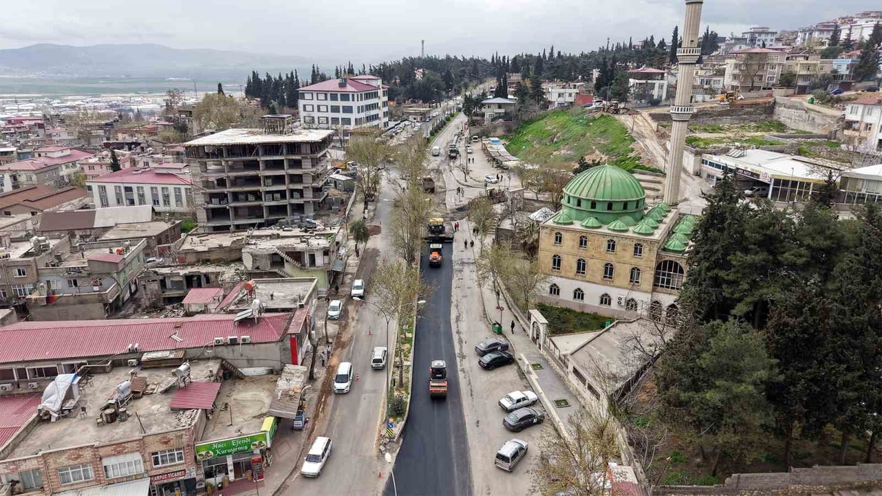 AHRAMANMARAŞ'TA YOL YENİLEME VE ASFALT ÇALIŞMALARI BELEDİYE EKİPLERİNCE SÜRDÜRÜLÜYOR