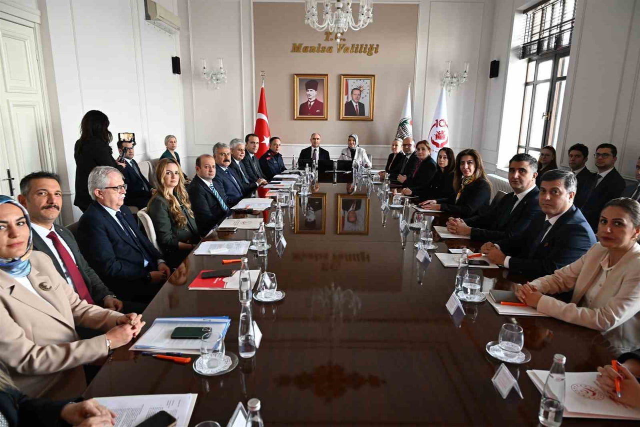 AİLE VE SOSYAL HİZMETLER BAKAN YARDIMCISI LEMAN YENİGÜN VE MANİSA VALİSİ VAHDETTİN ÖZKAN  'KADINA...