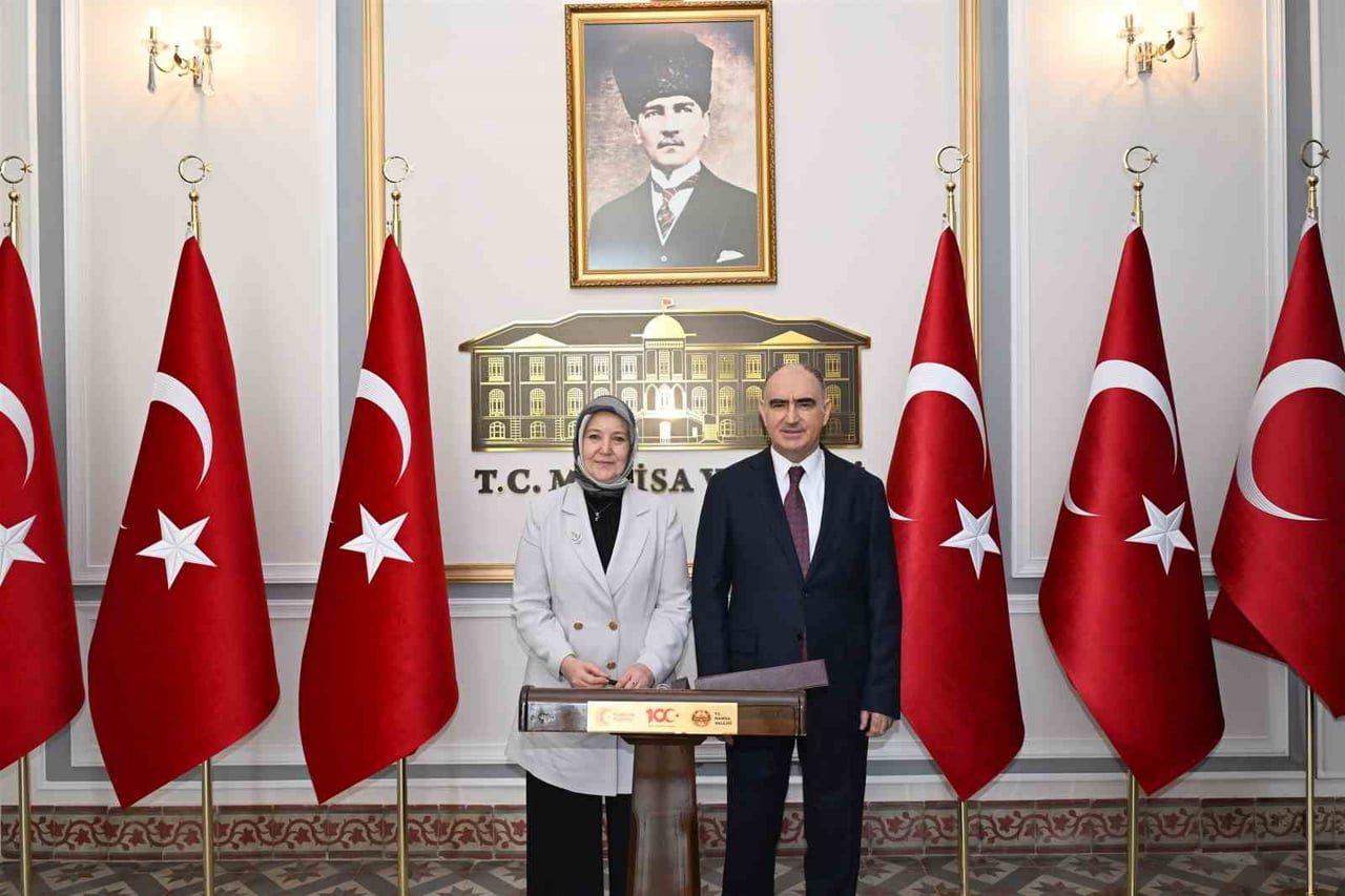 AİLE VE SOSYAL HİZMETLER BAKAN YARDIMCISI LEMAN YENİGÜN VE MANİSA VALİSİ VAHDETTİN ÖZKAN