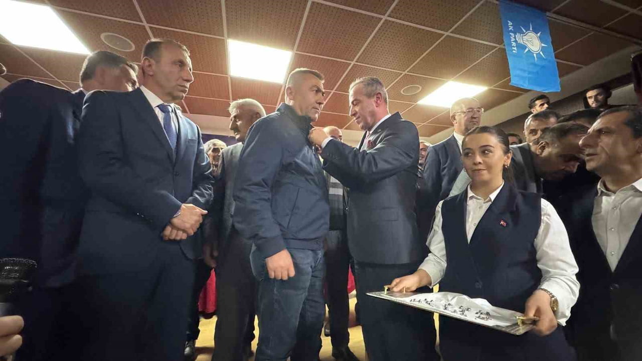 AK PARTİ HAKKÂRİ İL BAŞKANI ZEYDİN KAYA, PARTİYE YENİ KATILAN ÜYELERE ROZETLERİNİ TAKTI