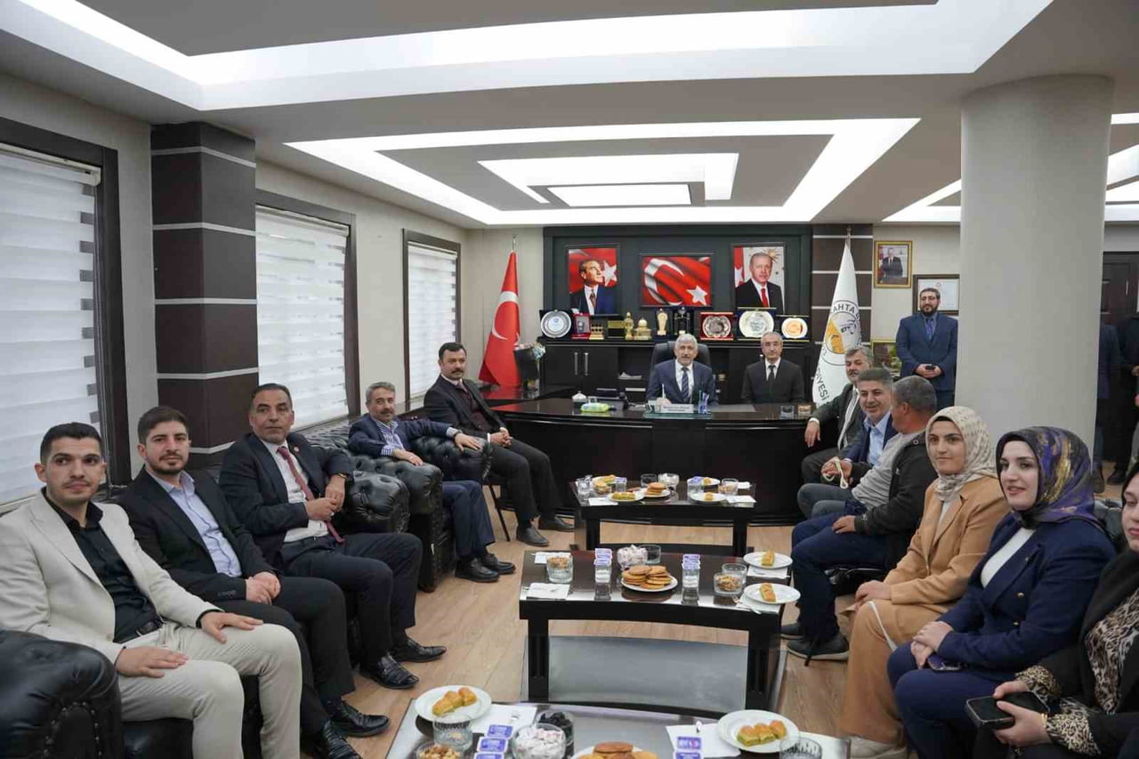 AK PARTİ HEYETİ BAŞKAN HALLAÇ İLE BİR ARAYA GELDİ